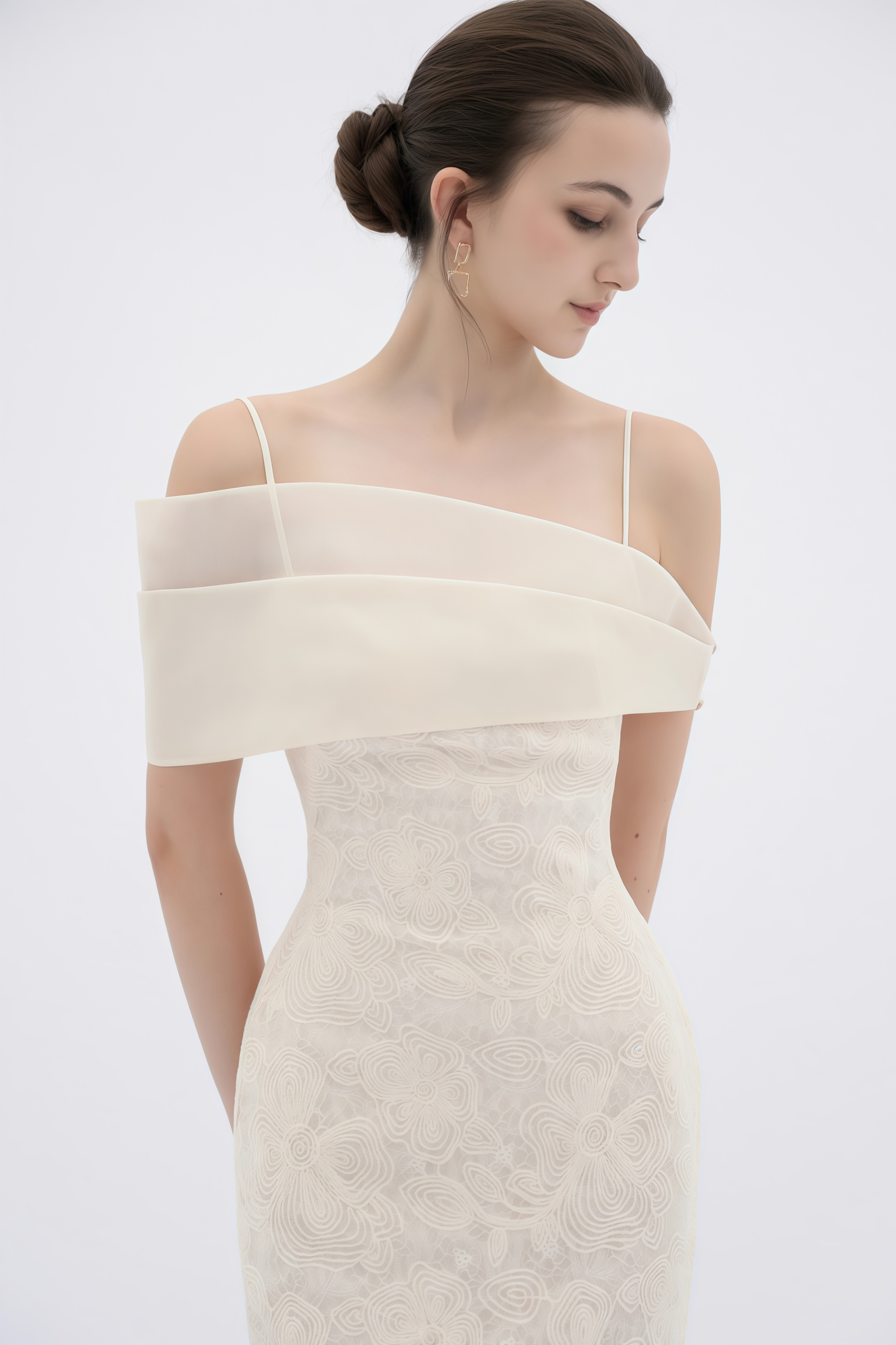 فستان ماكسي بقصة قلم رصاص من الأورنتيا بنقشة زهور دانتيل محايد.