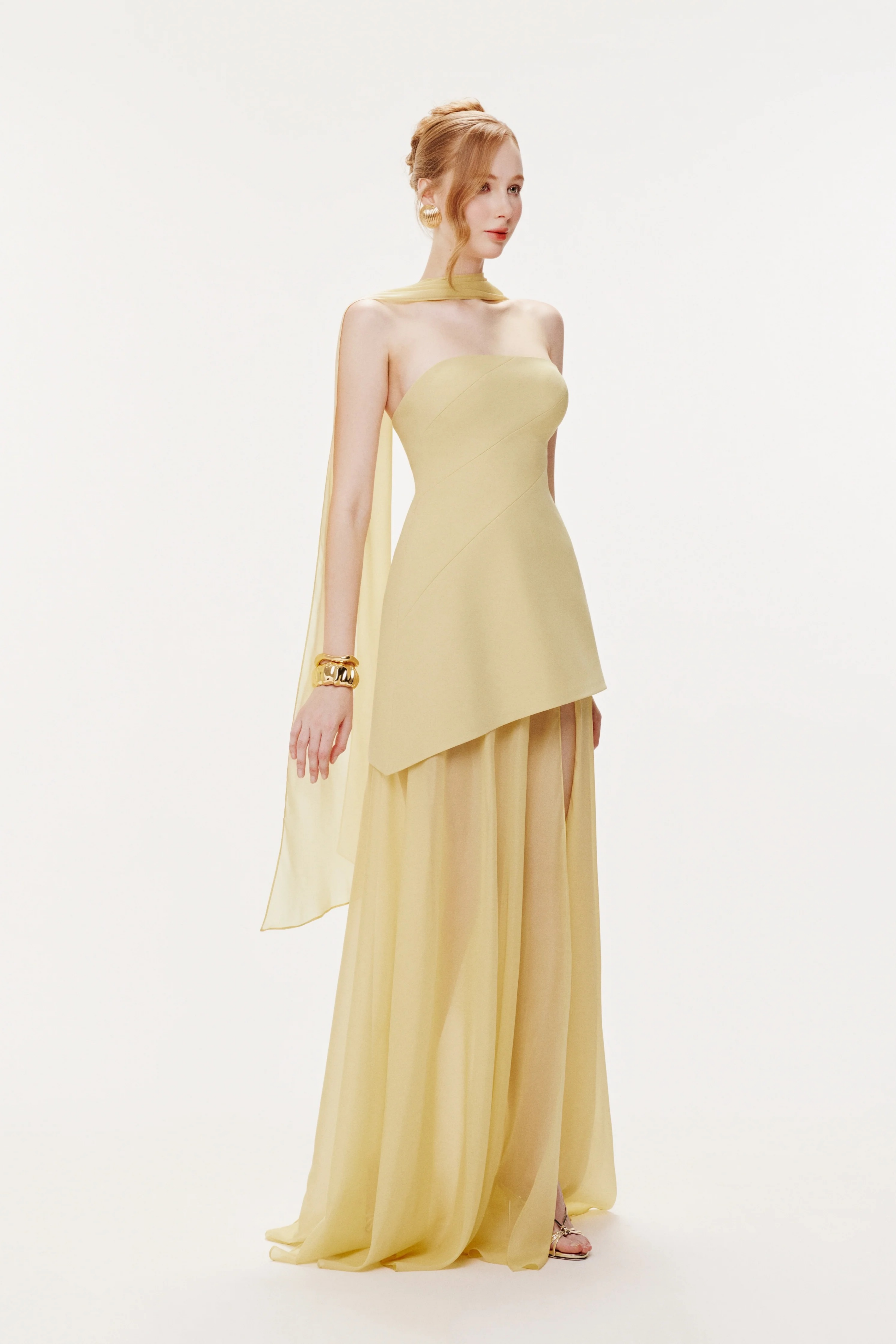 Sidonie – Gelbes, schulterfreies Maxikleid mit Einsätzen