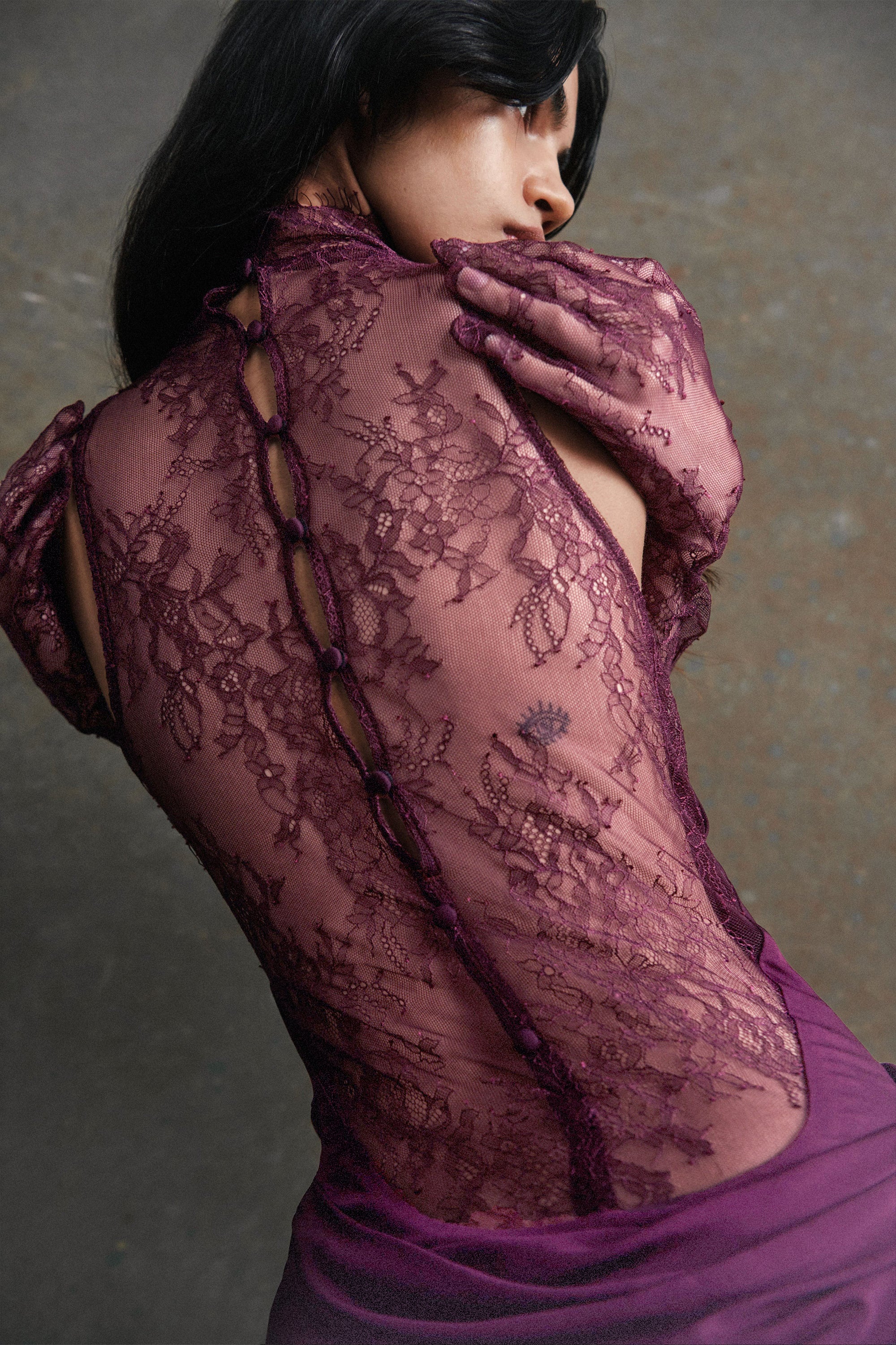 فستان طويل مزين بالدانتيل من Borbála باللون الأرجواني