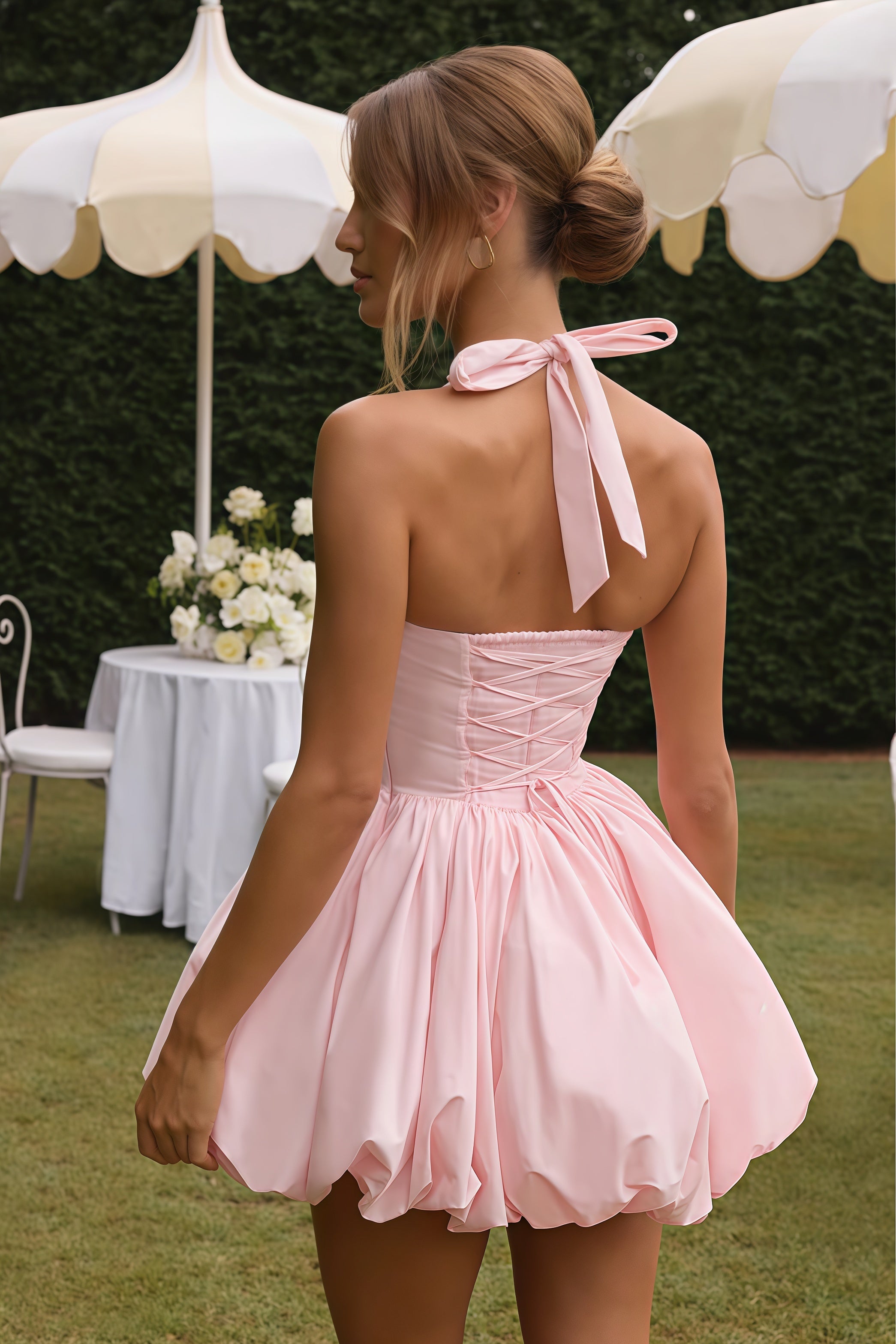 فستان أنيل الصغير ذو الأكمام المنتفخة باللون الوردي.