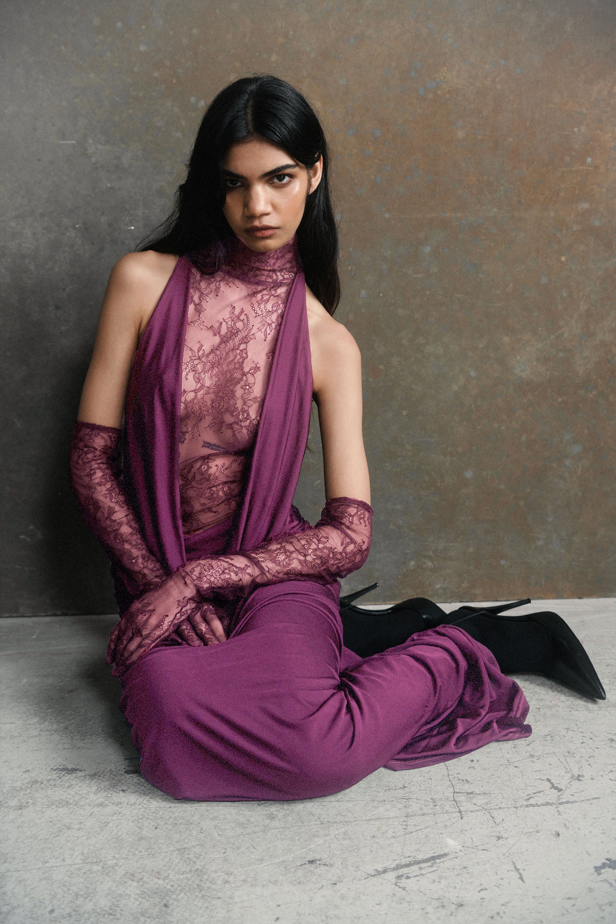 فستان طويل مزين بالدانتيل من Borbála باللون الأرجواني