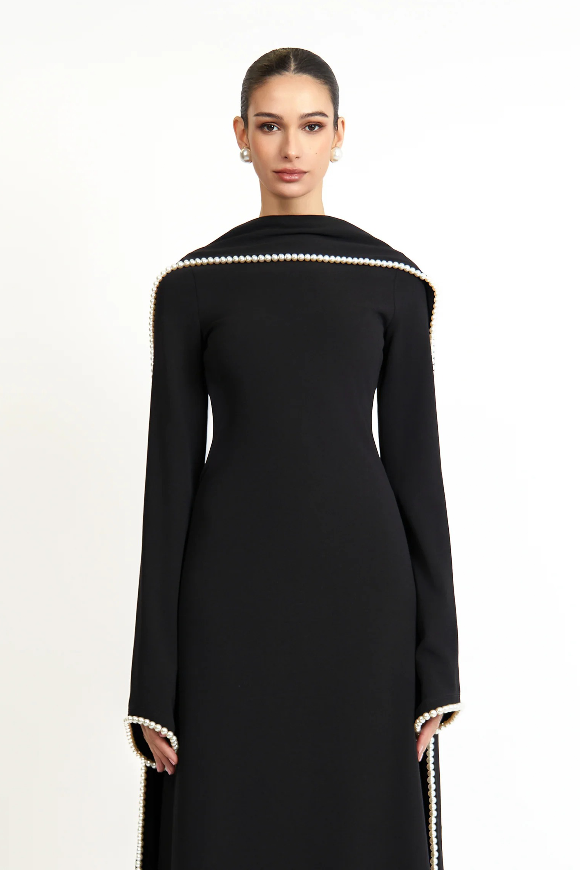 فستان ماكسي أسود من بيوروسكا مزين بتفاصيل شال وحواف اللؤلؤ