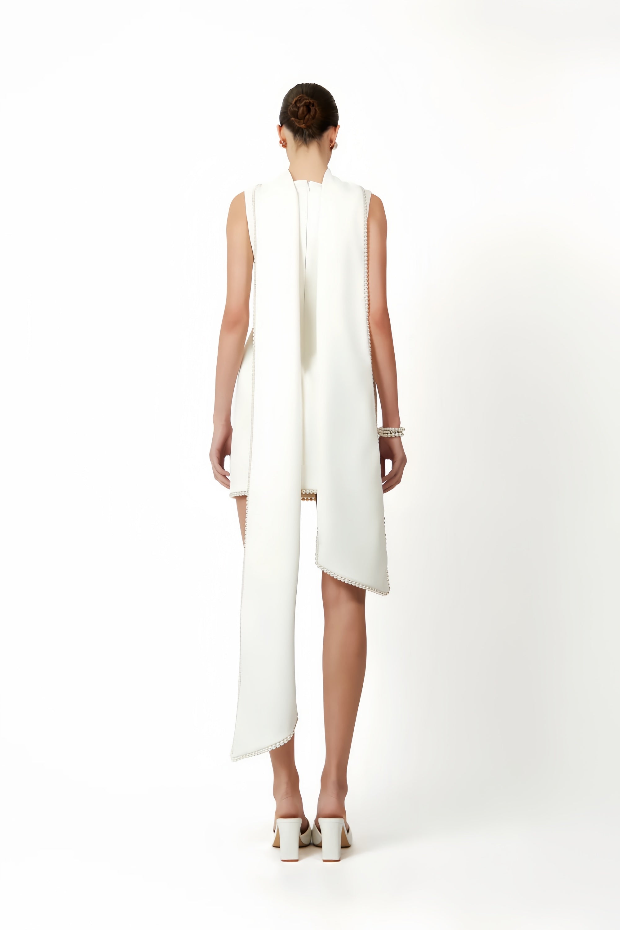 Piroska Weißes ärmelloses Minikleid mit Perlenbesatz