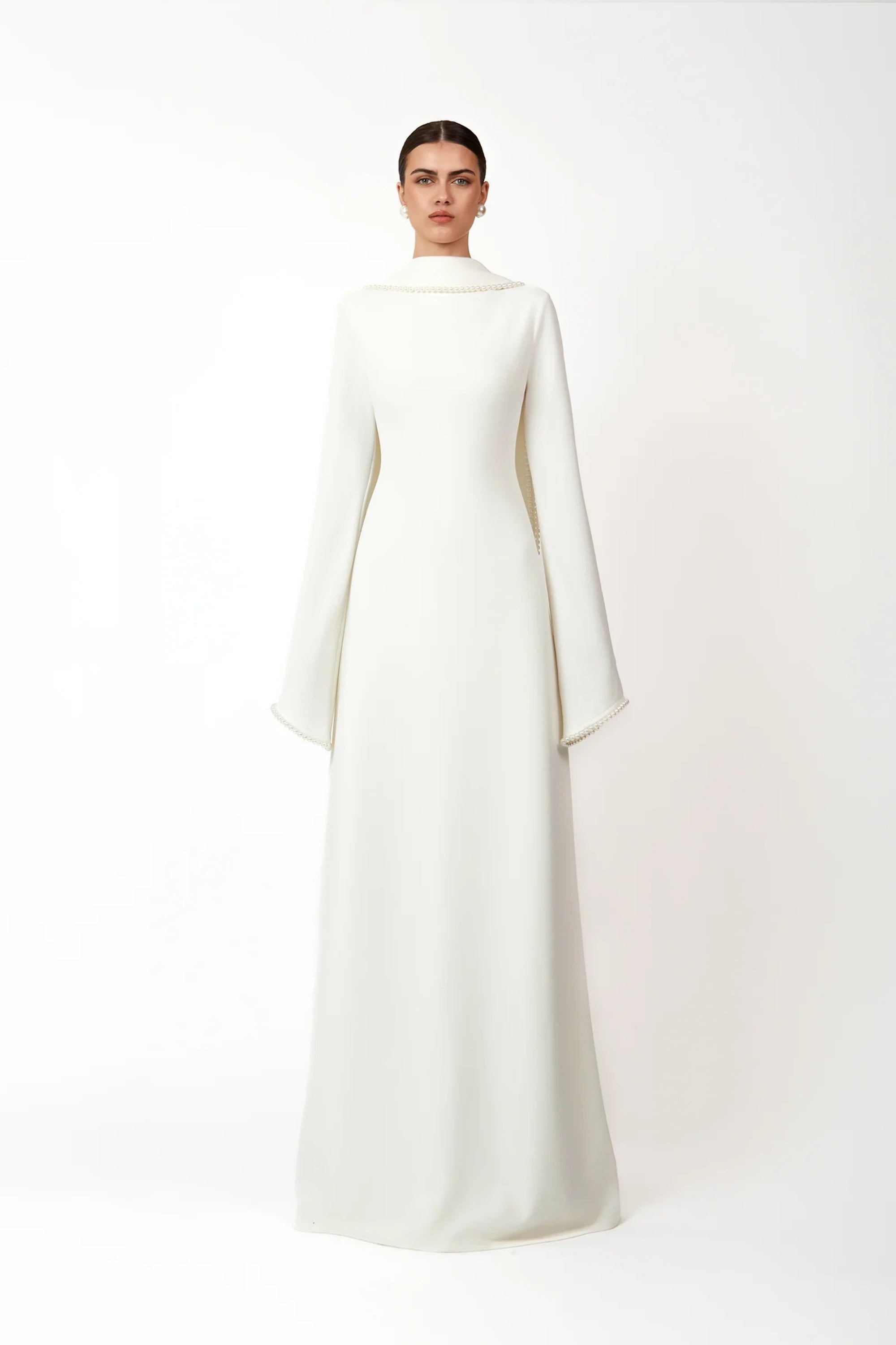 فستان ماكسي بيوروسكا أبيض مزين بحواف اللؤلؤ مع تفاصيل الشال