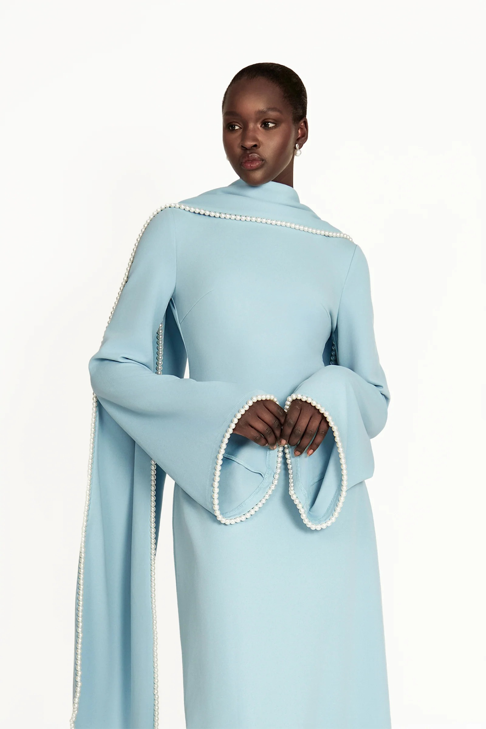 فستان ماكسي بيوروسكا الأزرق المزود بتفاصيل شال وحواف من اللؤلؤ