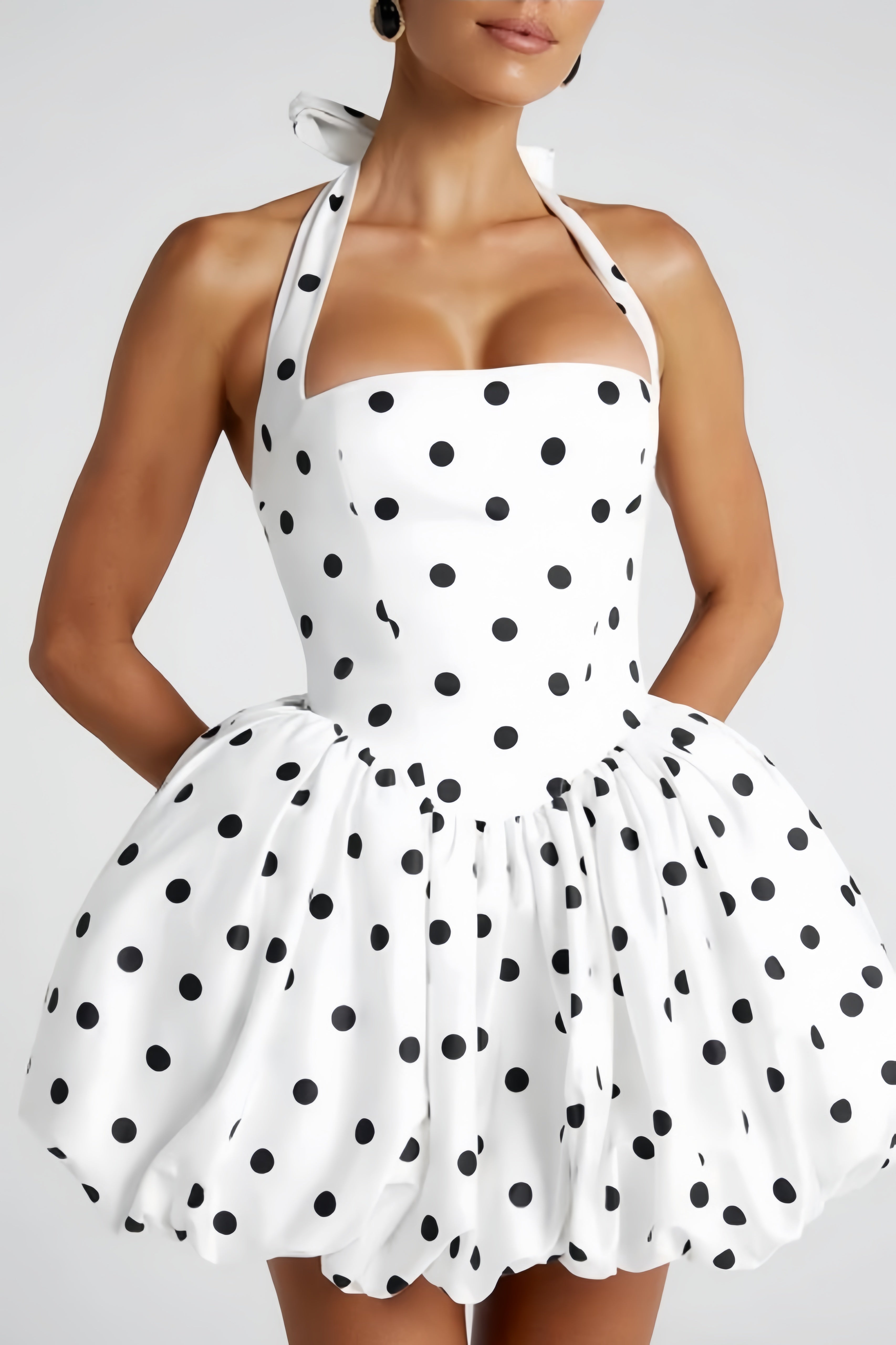 فستان ميني قصير من Anaelle أبيض بنقشة البولكا دوت، ذو تصميم مكشكش وأكمام منتفخة.