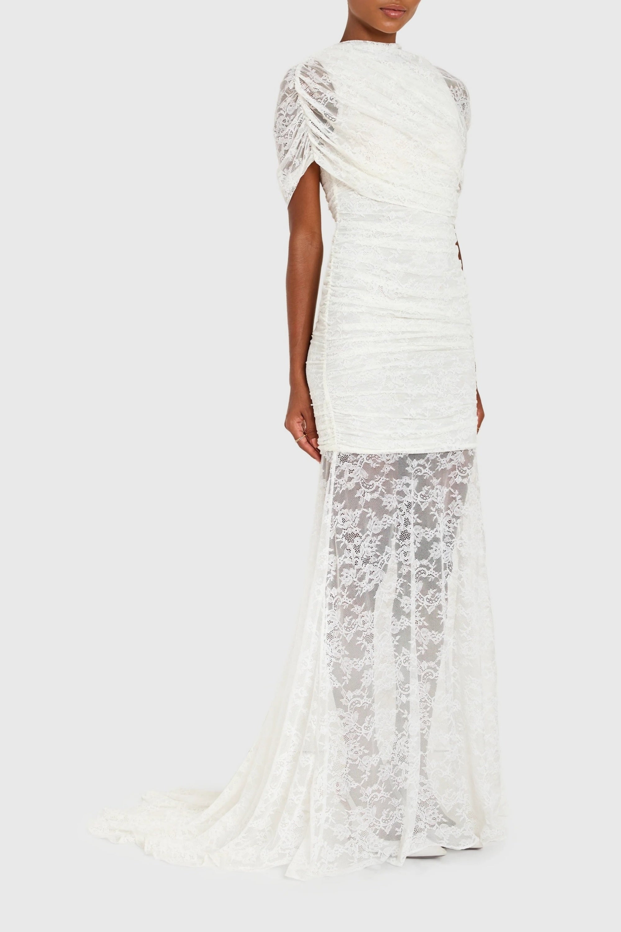 فستان سيلفي ماكسي أبيض غير متماثل من القماش الشبكي المكشكش