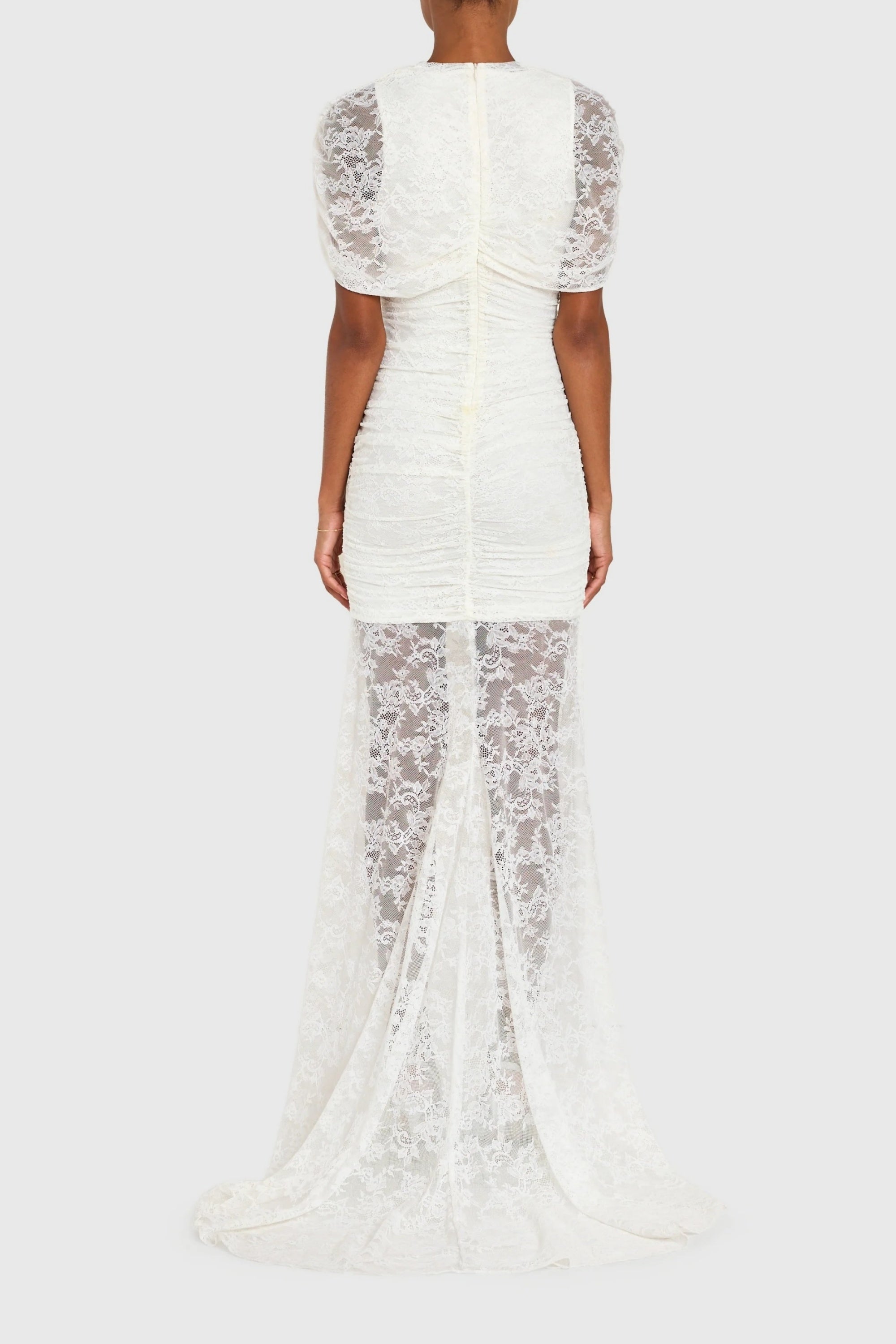 فستان سيلفي ماكسي أبيض غير متماثل من القماش الشبكي المكشكش