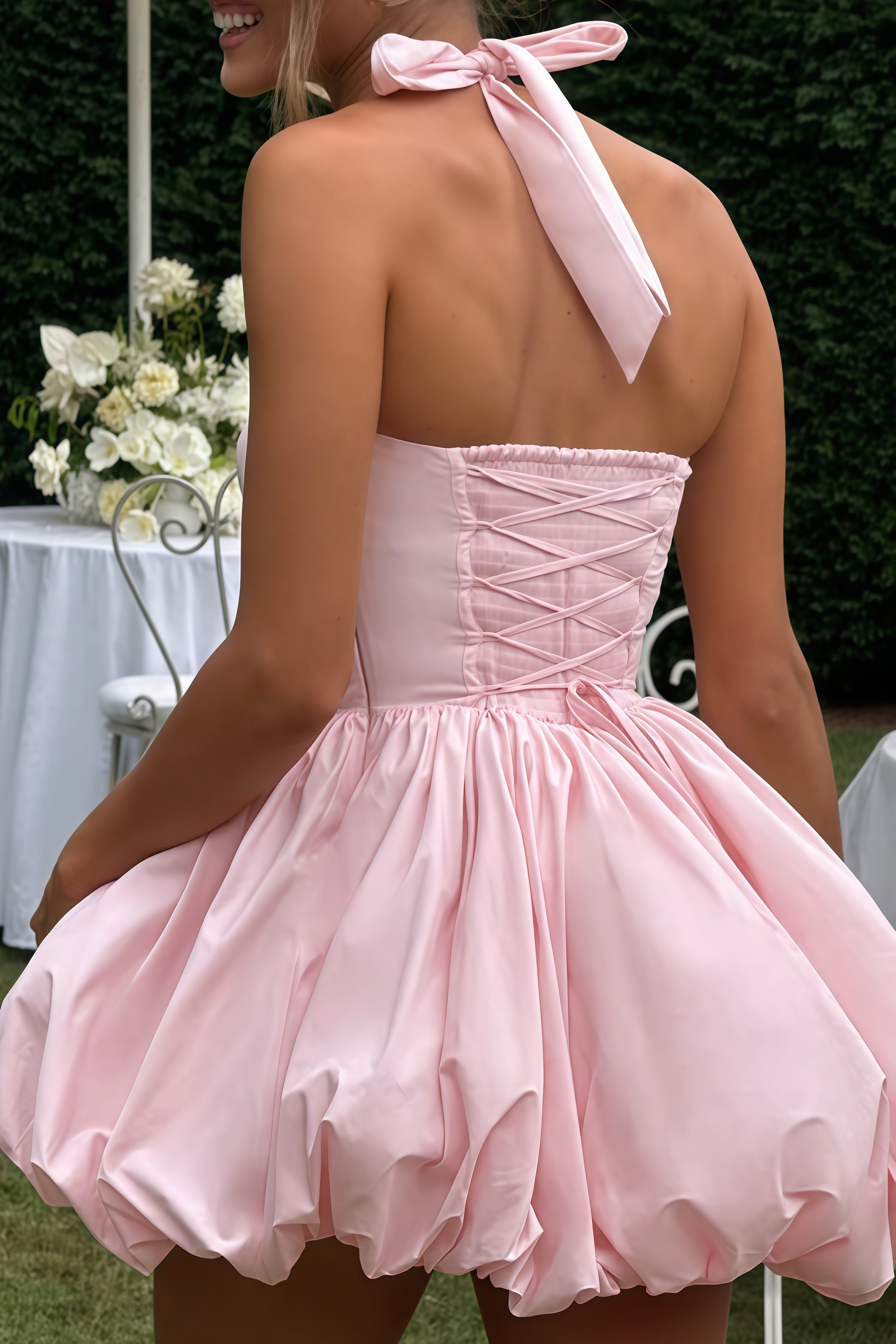 فستان أنيل الصغير ذو الأكمام المنتفخة باللون الوردي.