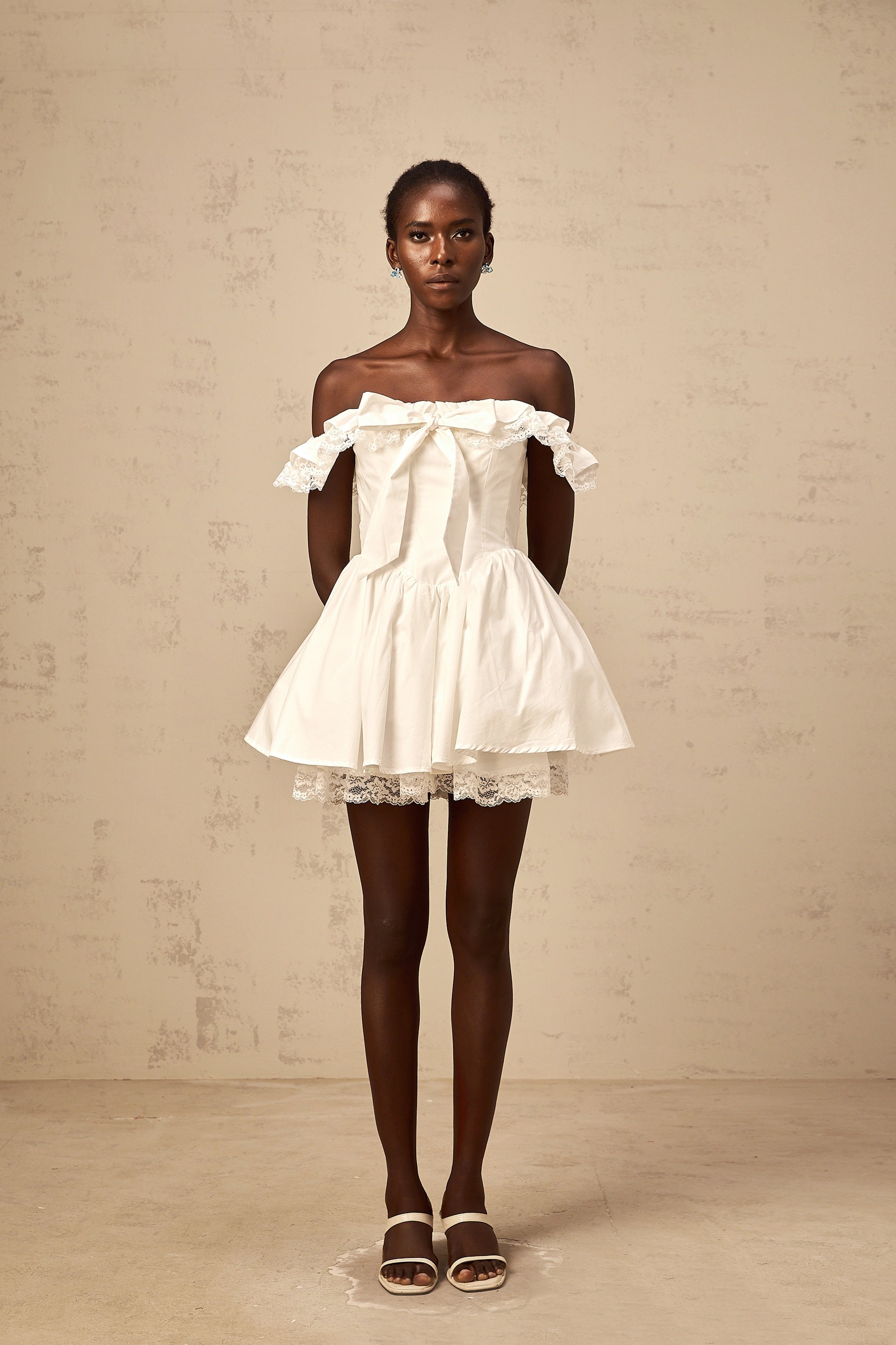 فستان أرسين الأبيض القصير ذو الكشكشة وقوس كبير الحجم 