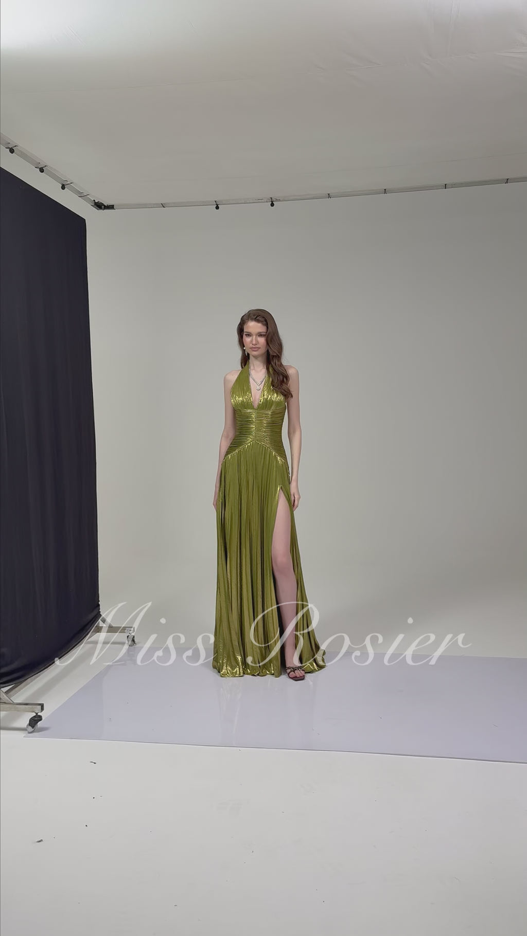 Robe longue verte à fronces et dos nu
