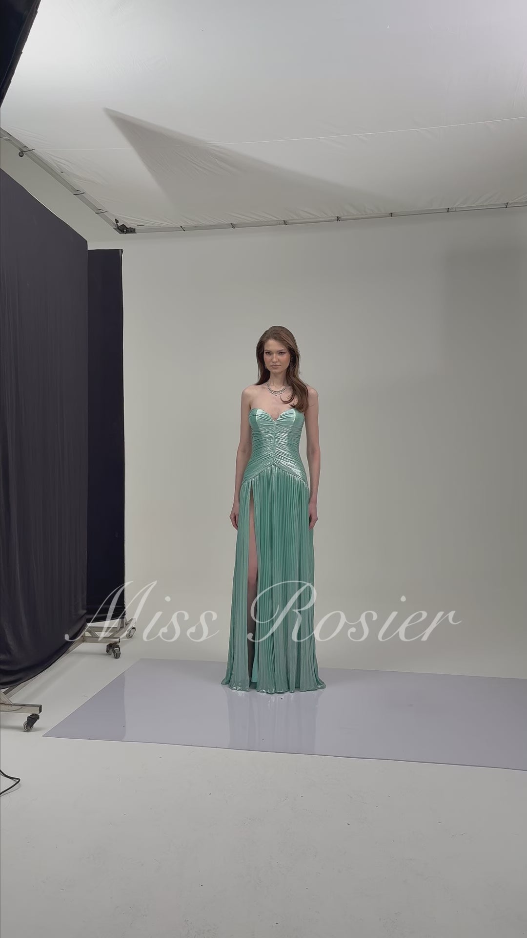 فستان طويل بفتحة جانبية عالية وبدون حمالات وبتصميم مطوي