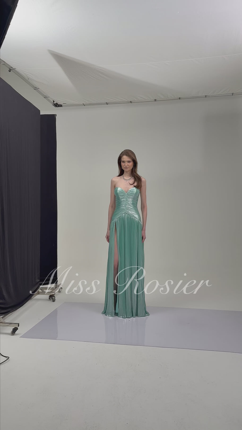 فستان طويل بفتحة جانبية عالية وبدون حمالات وبتصميم مطوي