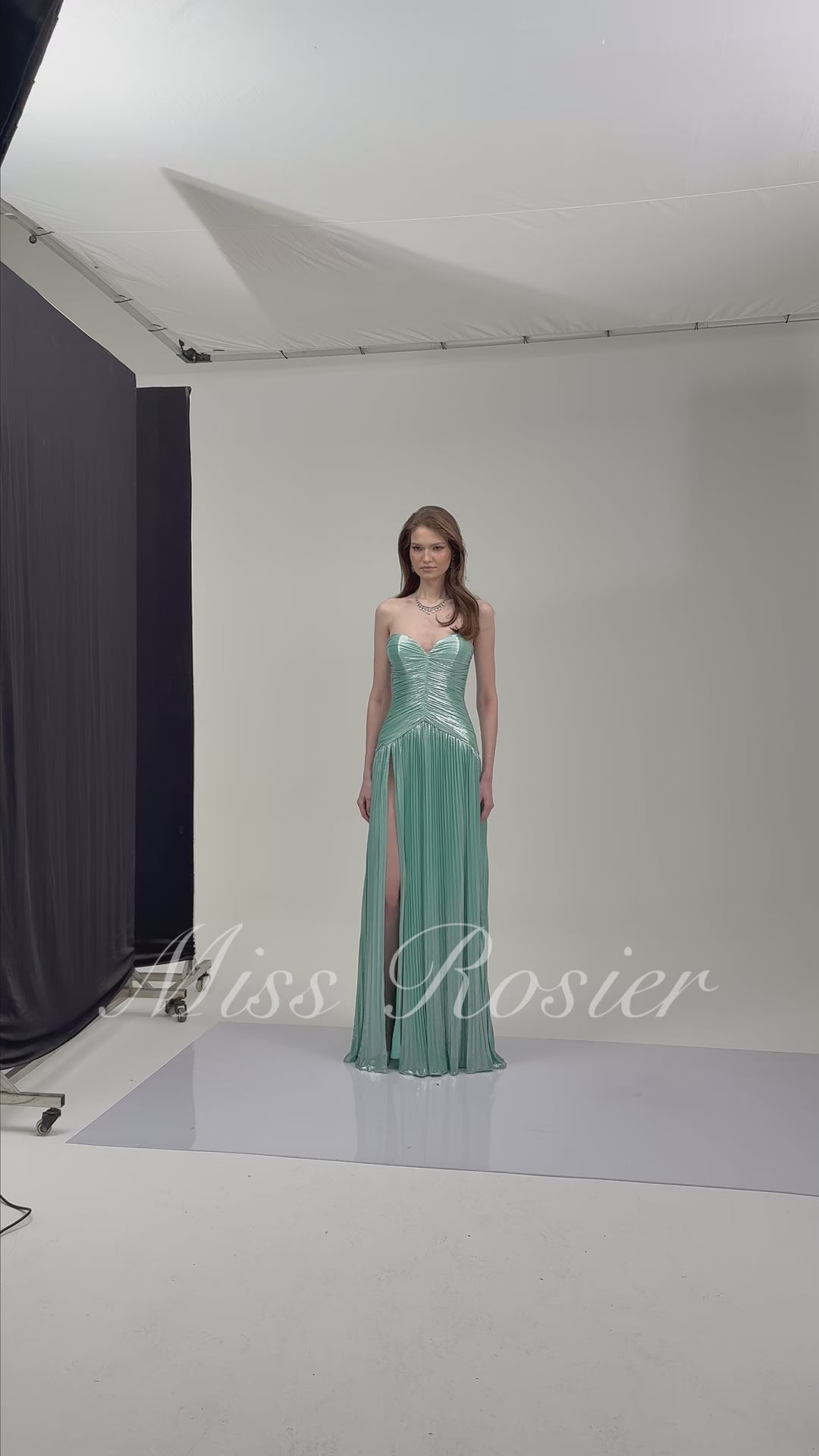 فستان طويل بفتحة جانبية عالية وبدون حمالات وبتصميم مطوي