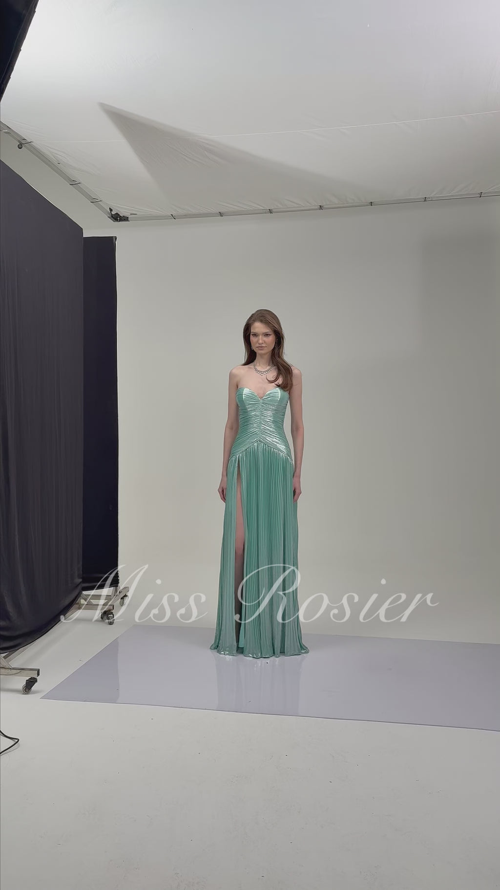 فستان طويل بفتحة جانبية عالية وبدون حمالات وبتصميم مطوي