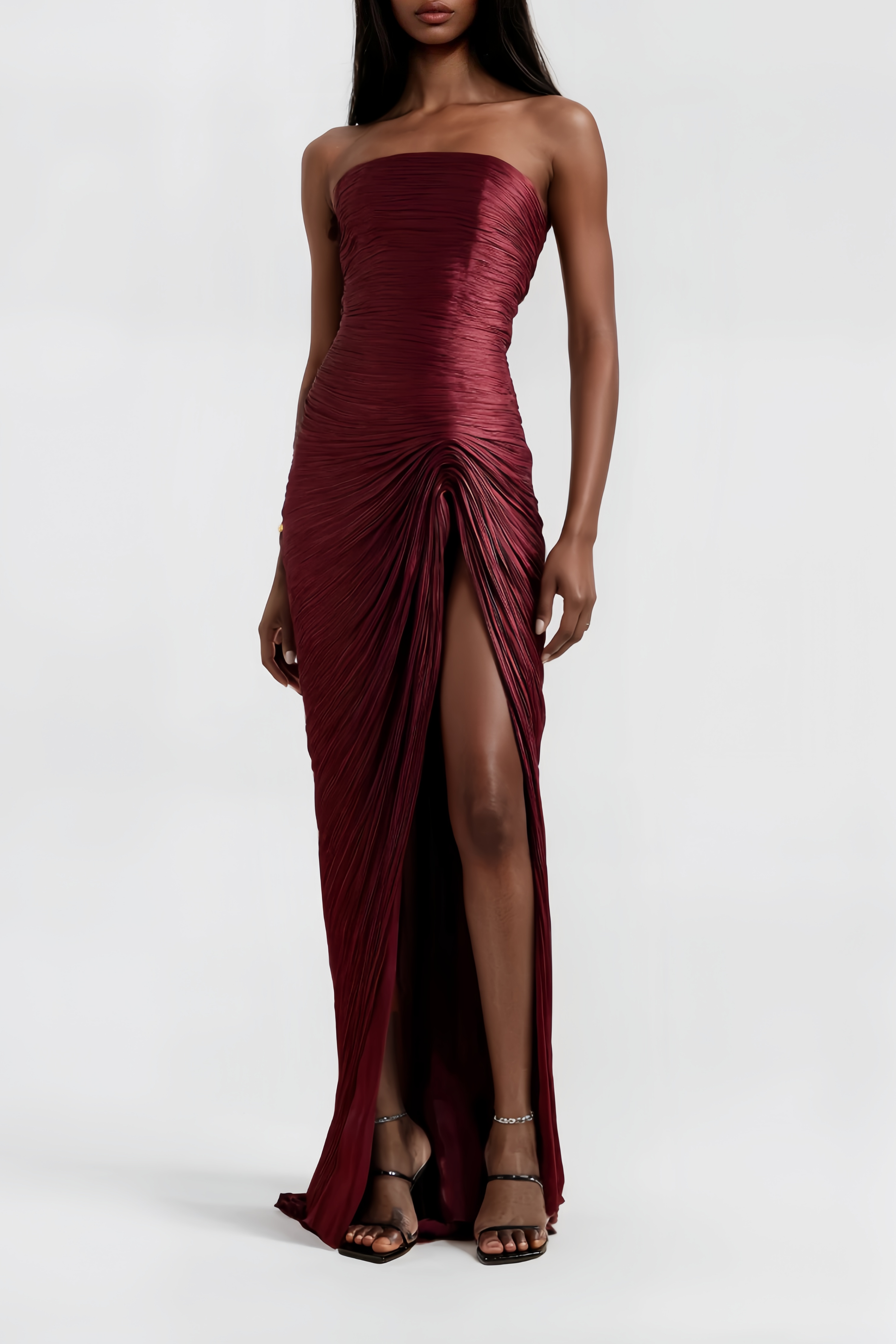 فستان وعباءة من الحرير والساتان باللون العنابي، بدون أكمام وبتصميم مطوي